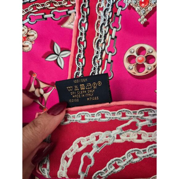 Louis Vuitton Pink Glam Monogram & Chain Print Silk Scarf – Excellent Condition - Picture 5 of 6